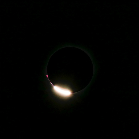 Bailey's Beads and the Diamond Ring at the start of totality