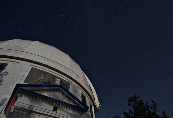The northern sky behind the moonlit Plaskett telescope