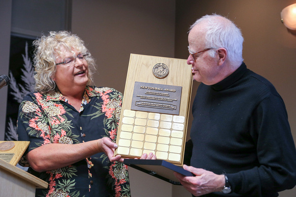 Nelson Walker recevies the Newton Ball Service Award from Sherry Buttnor